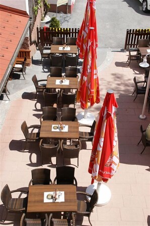 2 ristoranti, aperti a colazione, a pranzo e a cena, cucina locale