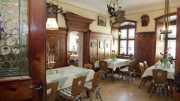 2 Restaurants; Frühstück, Mittagessen und Abendessen werden serviert