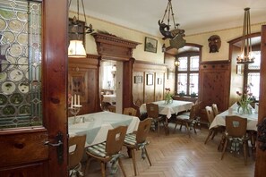 2 restaurants; breakfast, lunch, and dinner served