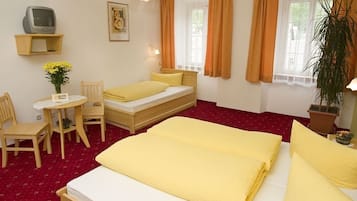 三人房 | 防过敏的被褥、免费婴儿床、免费 WiFi、床单