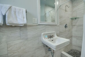 Standard Room, 1 King Bed | Bathroom | Towels