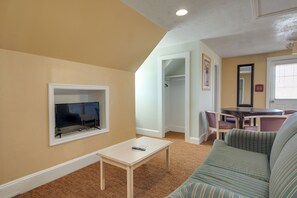 デラックス アパートメント 1 ベッドルーム (1 Double, 1 Single and 2 Sleeper Sofa) | リビング エリア | 32 インチの薄型テレビ (衛星放送視聴可)、テレビ