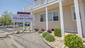 A two-story building with a sign indicating a vacancy. - Ocean Lodge Hotel South (Ocean City)