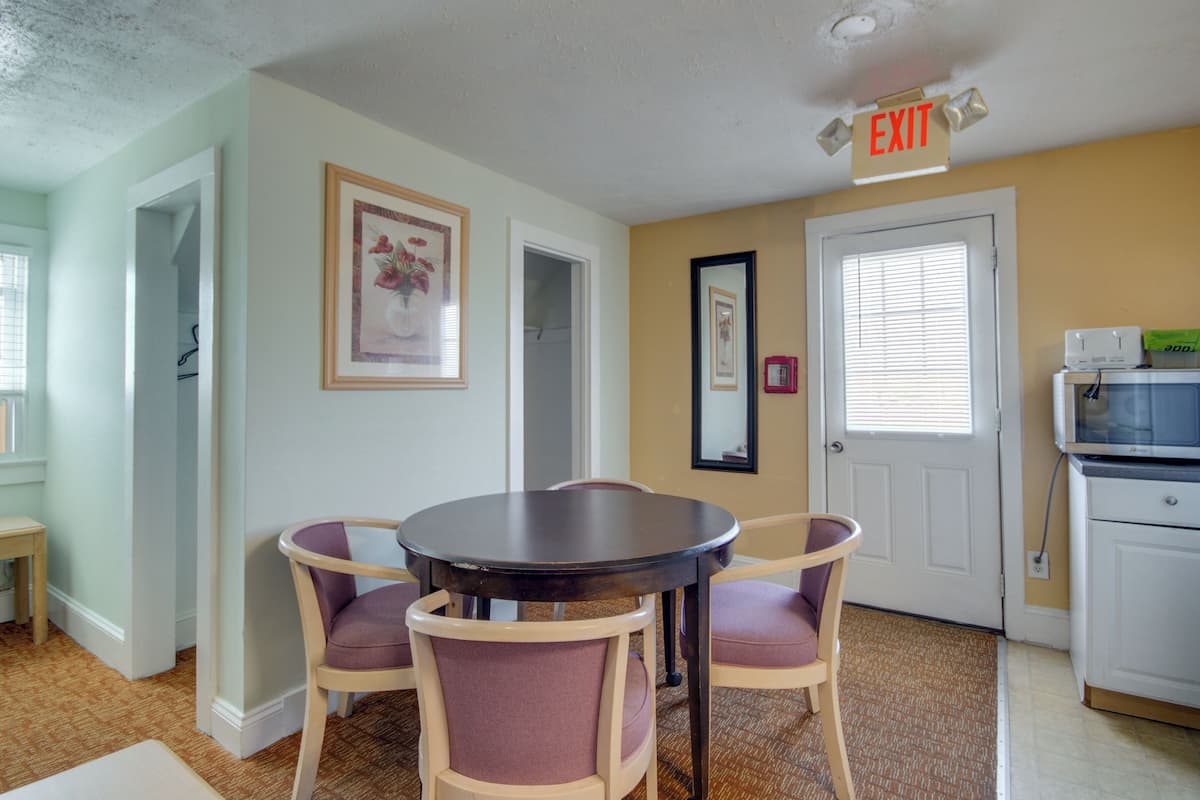 Deluxe Apartment, 1 Bedroom (1 Double, 1 Single and 2 Sleeper Sofa) | In-room dining