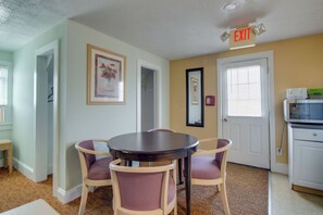 Deluxe Apartment, 1 Bedroom (1 Double, 1 Single and 2 Sleeper Sofa) | In-room dining