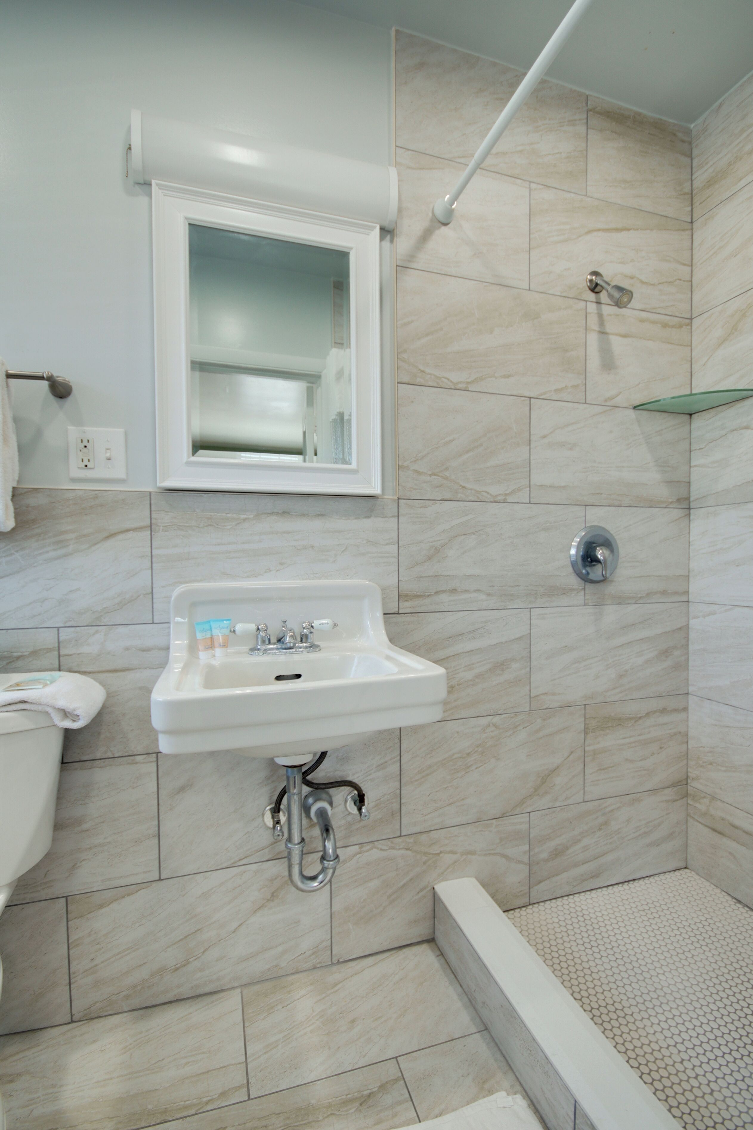 2 Bedroom Apartment with Private Balcony | Bathroom | Towels