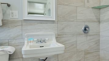 2 Bedroom Apartment with Private Balcony | Bathroom | Towels