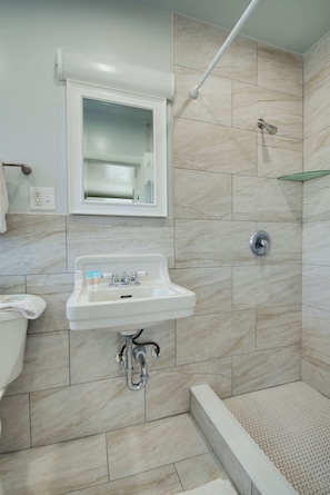 2 Bedroom Apartment with Private Balcony | Bathroom | Towels - Ocean Lodge Hotel South (Ocean City)