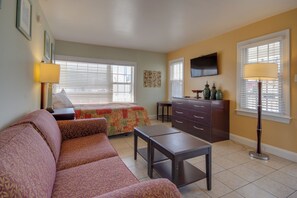 ファミリー アパートメント 2 ベッドルーム バルコニー コーナー (Studio Apartment ) | リビング エリア | 32 インチの薄型テレビ (衛星放送視聴可)、テレビ