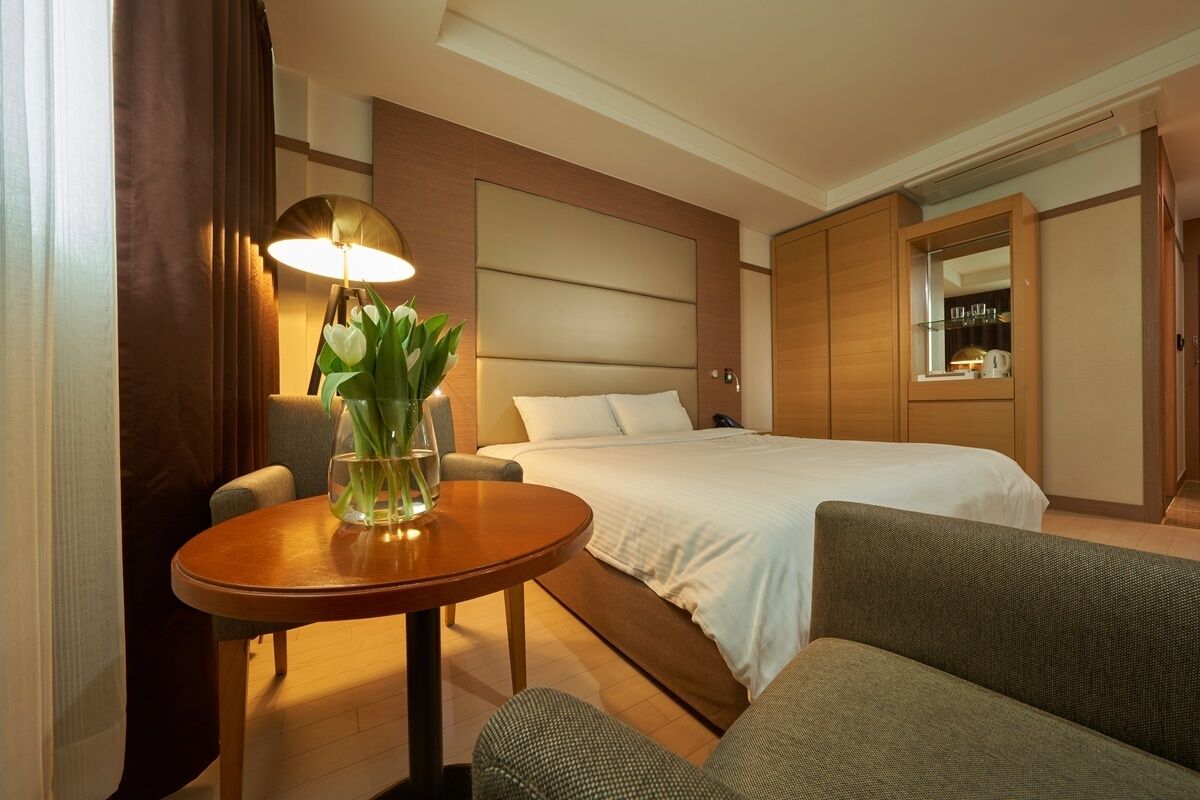 standard double room | premium bedding, down duvets, select comfort beds, in-room safe