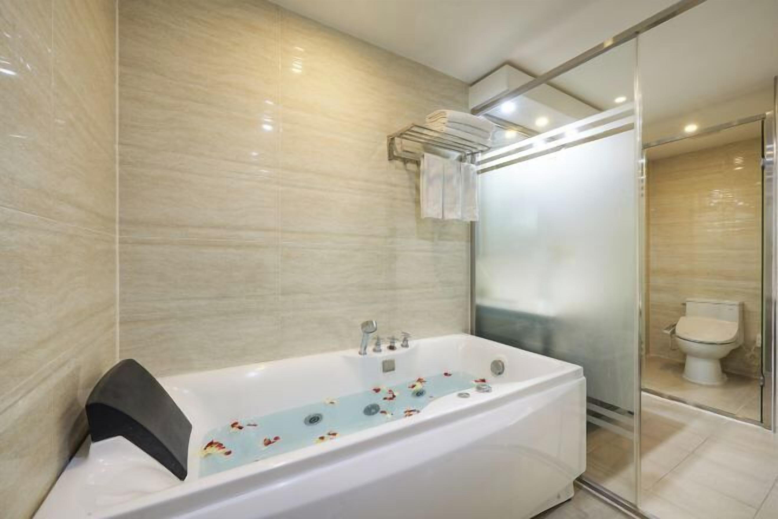 Kylpyhuone | Hiustenkuivaaja, kylpytakit, tohvelit, bidee