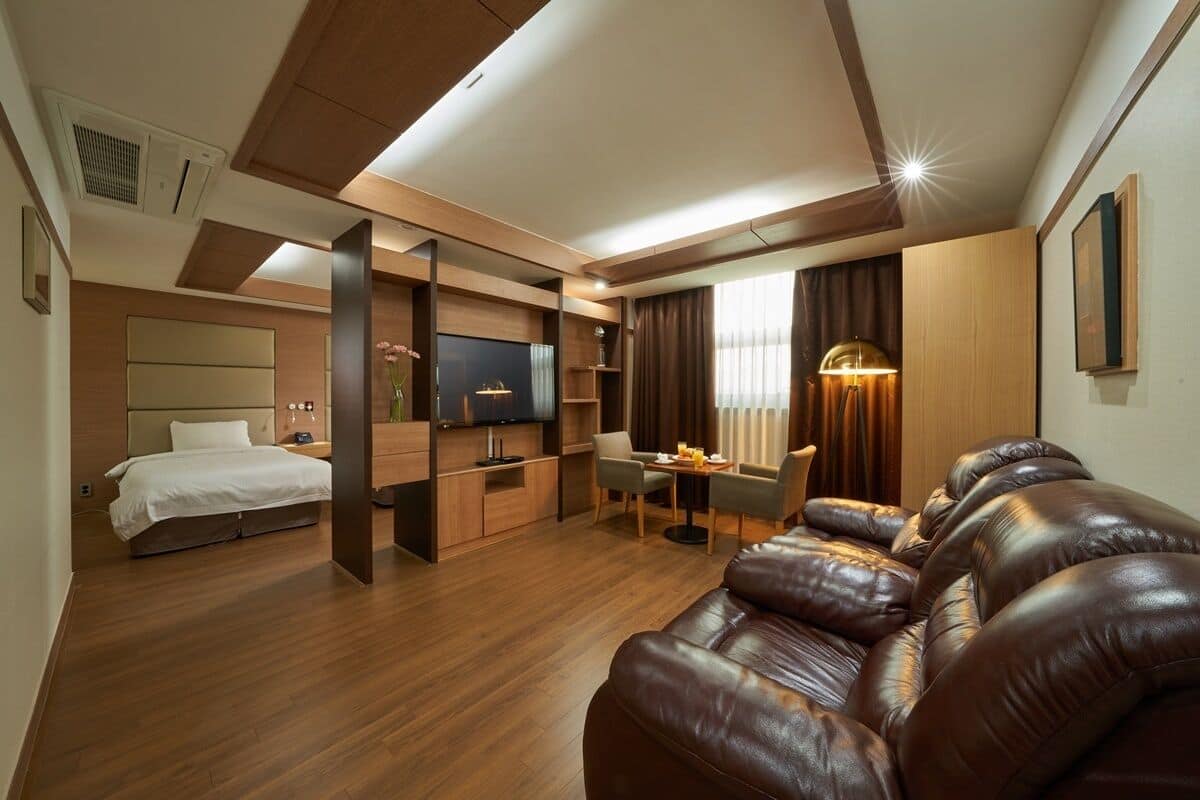 Suite | Premium bedding, down comforters, Select Comfort beds, in-room safe