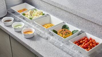 Daily buffet breakfast (KRW 19000 per person)