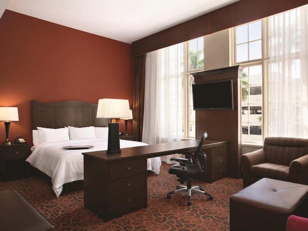 Brankas, meja kerja, ruang kerja ramah laptop, dan tirai kedap cahaya