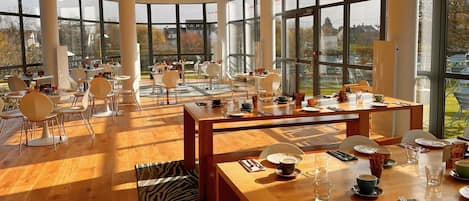 Tägliches Frühstücksbuffet (17 EUR pro Person)