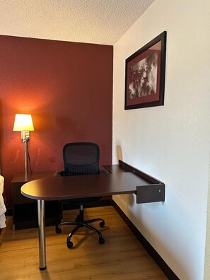 In-room safe, blackout drapes, free WiFi, bed sheets - Red Roof Inn Fredericksburg South (Fredericksburg)