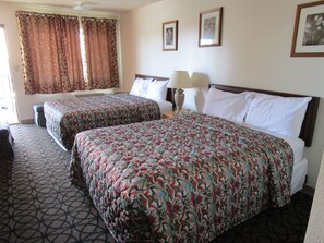 Rom – deluxe, 2 queensize-senger | Blendingsgardiner, wi-fi (inkludert) og sengetøy