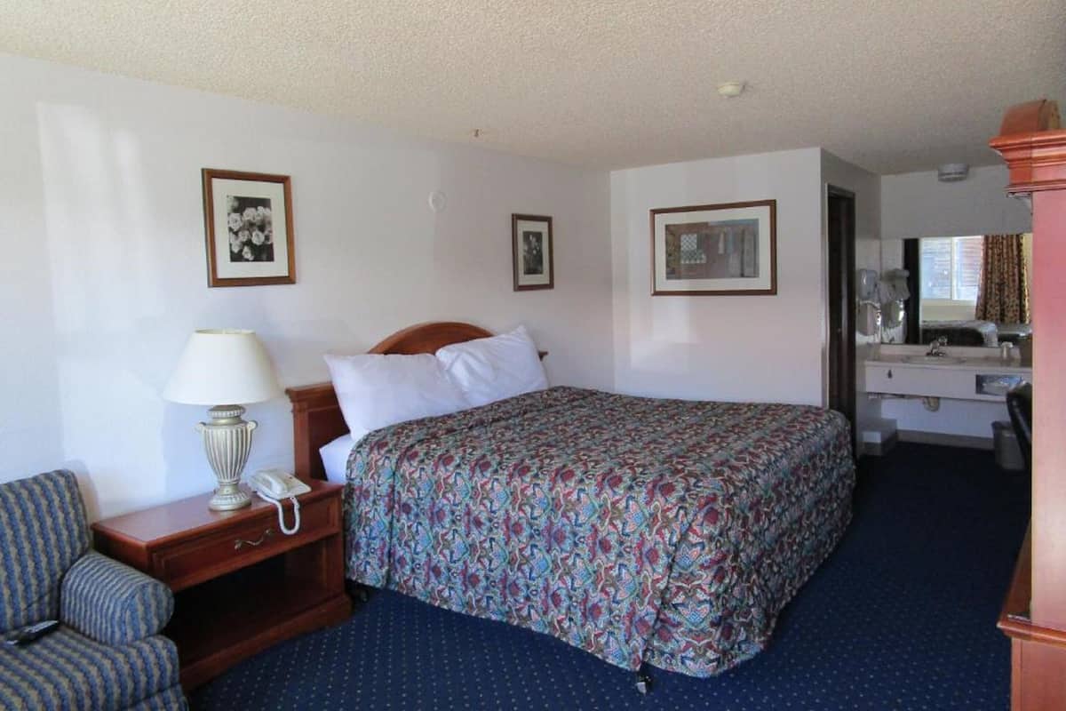 Queen Suite | Blackout drapes, WiFi (free), bed sheets