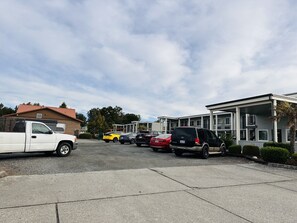 Vista frontal de la propiedad