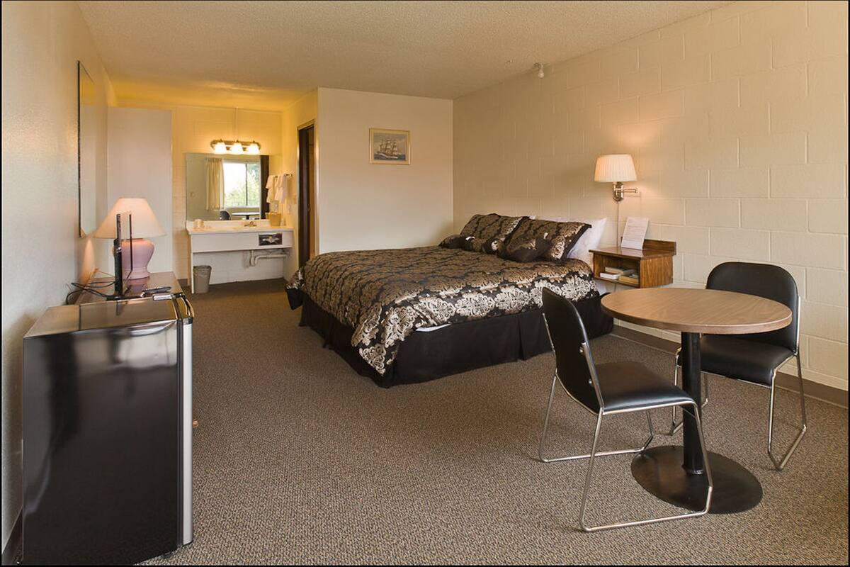 Blackout drapes, WiFi (free), bed sheets