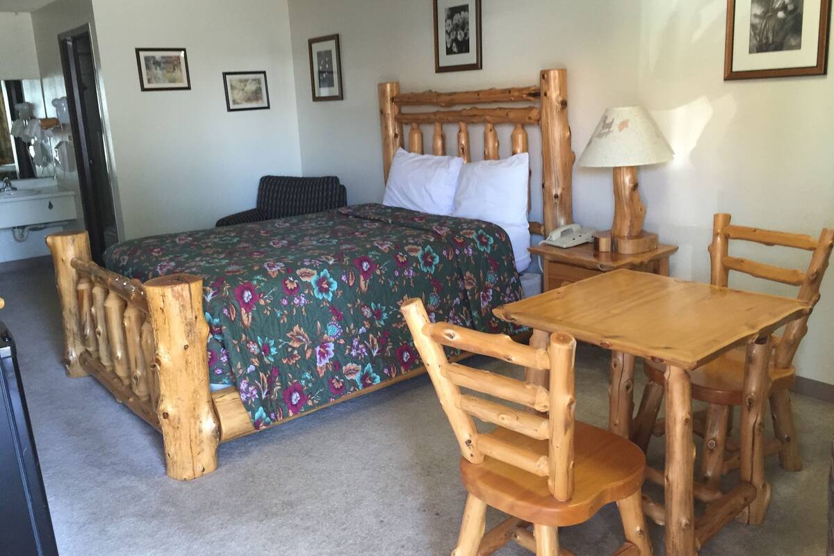 Deluxe Room, 1 Queen Bed | Blackout drapes, WiFi (free), bed sheets