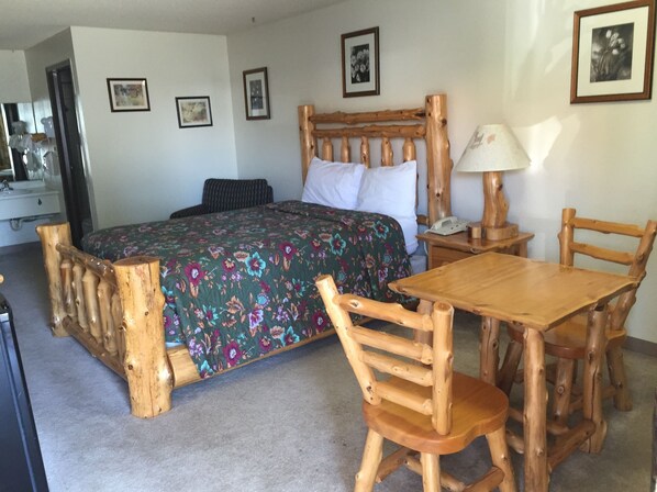 Deluxe Room, 1 Queen Bed | Blackout drapes, free WiFi, bed sheets