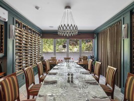 2 restaurantes; se sirve almuerzo y cena