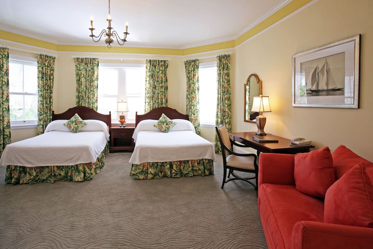 Deluxe kamer | Luxe beddengoed, een kluis op de kamer, individueel gedecoreerd