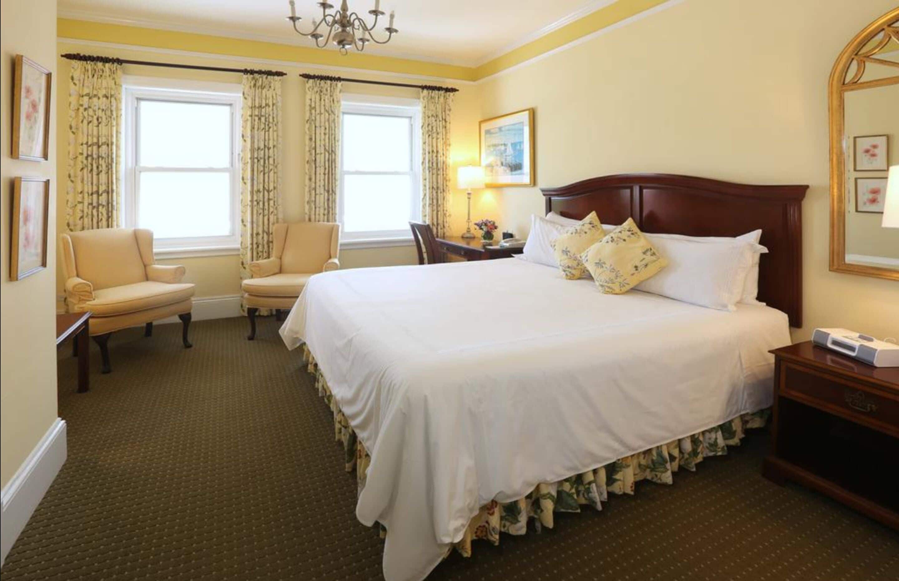 أغطية فراش متميزة وخزنة داخل الغرفة وبديكورات فريدة لكل غرفة ومكتب