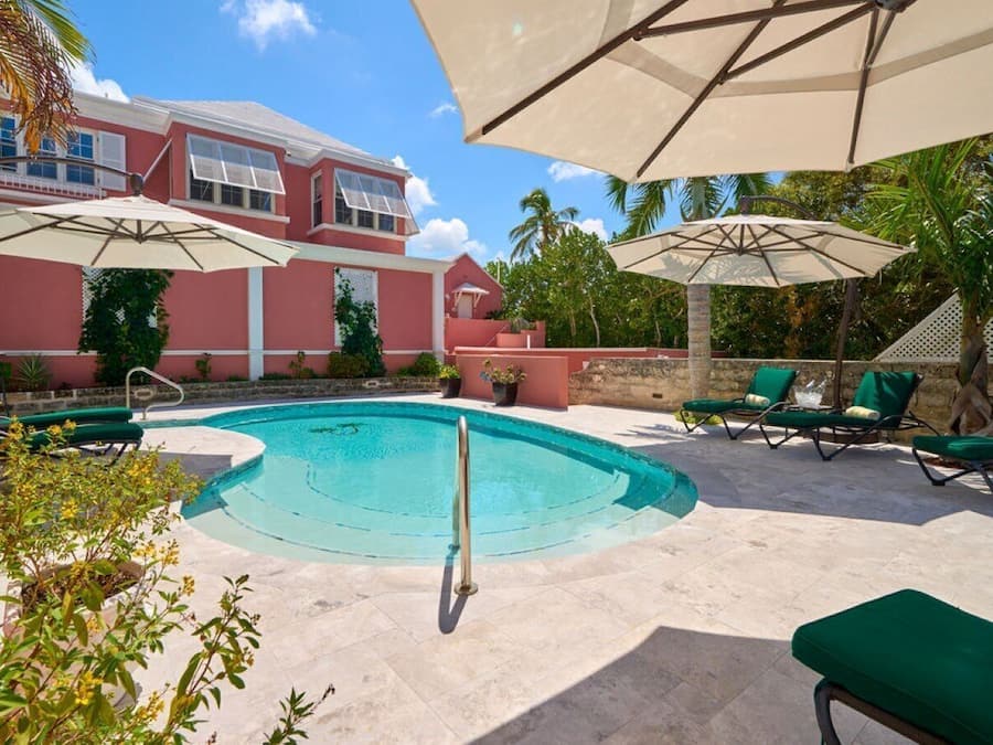 Utomhuspool, parasoller och solstolar