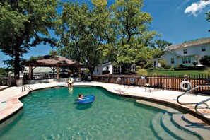 Outdoor pool, sun loungers - Cedar Creek (New Haven)