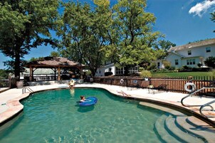 室外游泳池，日光浴躺椅