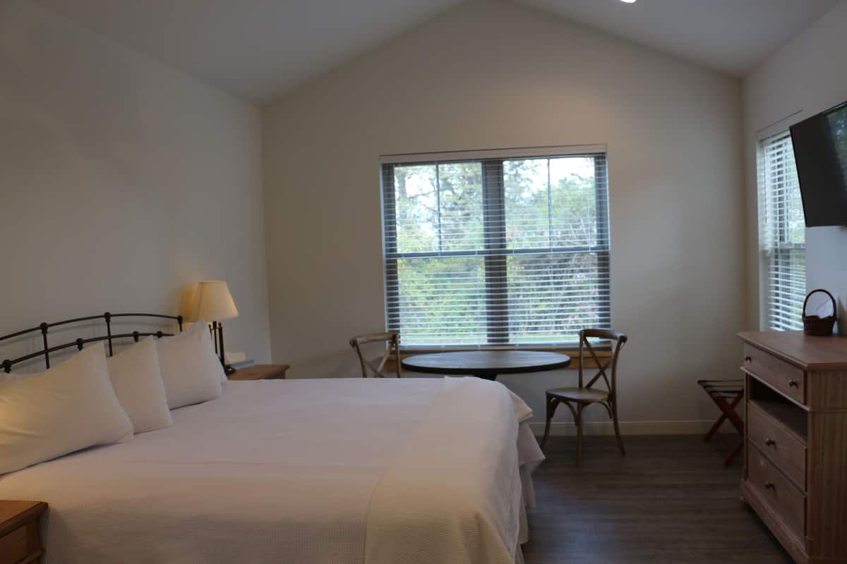 Deluxe Cottage, 1 King Bed, Non Smoking, Patio | 1 bedroom, premium bedding, desk, iron/ironing board