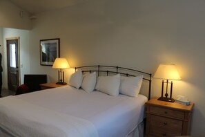 Deluxe Cottage, 1 King Bed, Non Smoking, Patio | 1 bedroom, premium bedding, desk, iron/ironing board - Cedar Creek (New Haven)