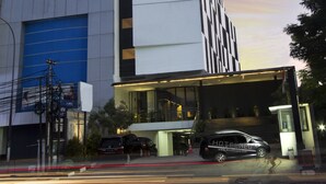 Un hôtel moderne, avec une enseigne bien visible portant l’inscription « NEO HOTEL ».