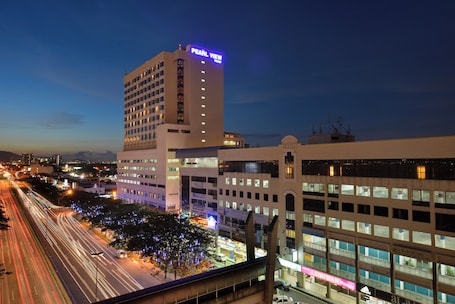 Fachada de la propiedad por la tarde o noche. Pearl View Hotel