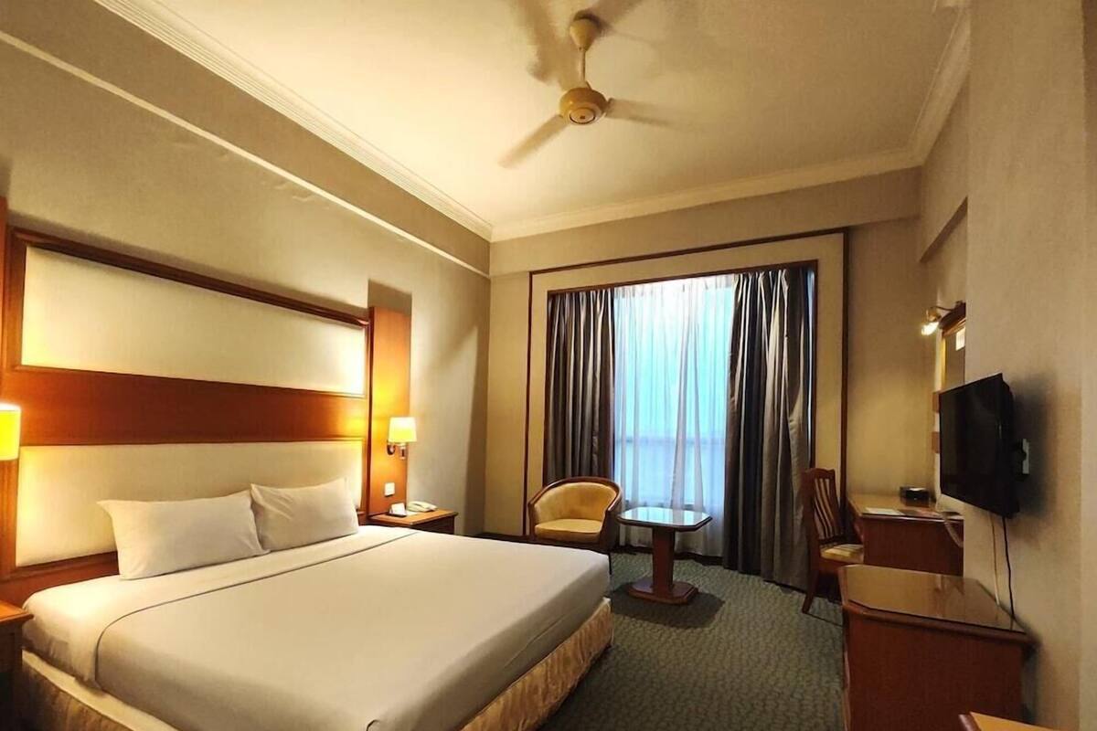 Meja, langsir/tirai gelap terus, seterika/papan seterika, Wi-fi percuma 