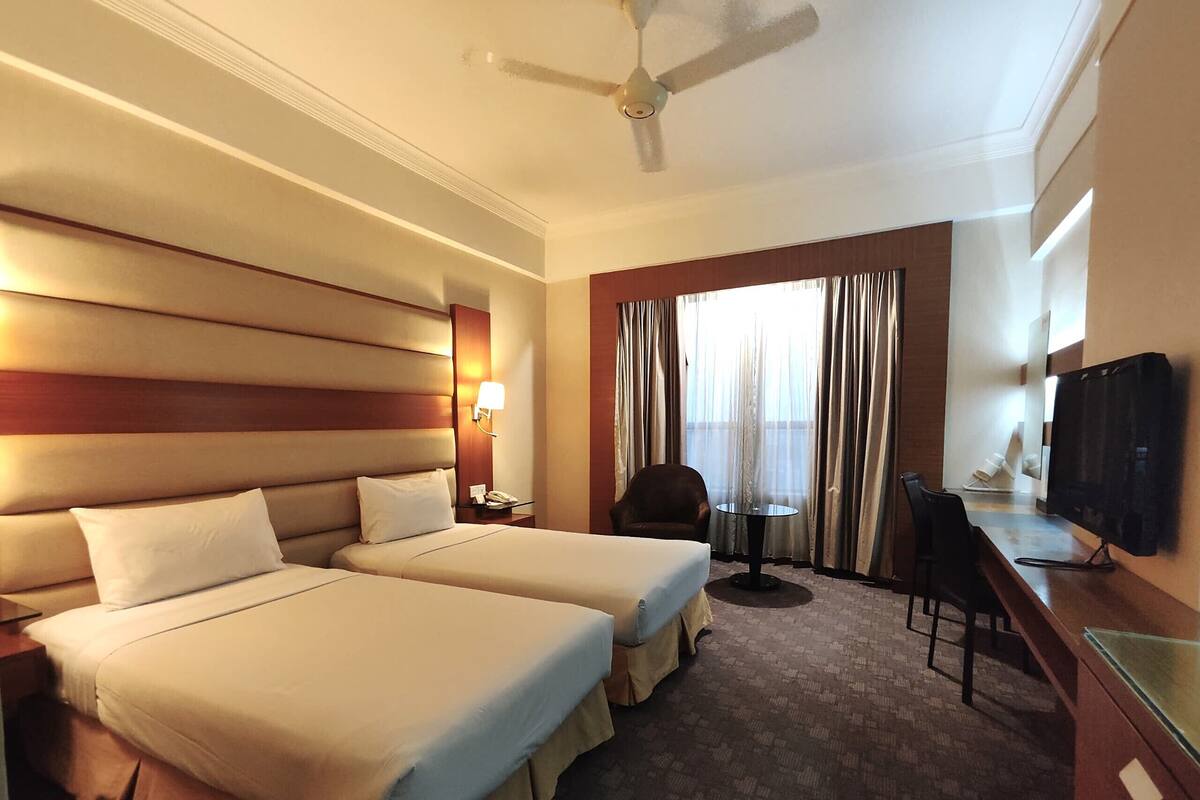 Deluxe Twin | Meja, langsir/tirai gelap terus, seterika/papan seterika, Wi-fi percuma 