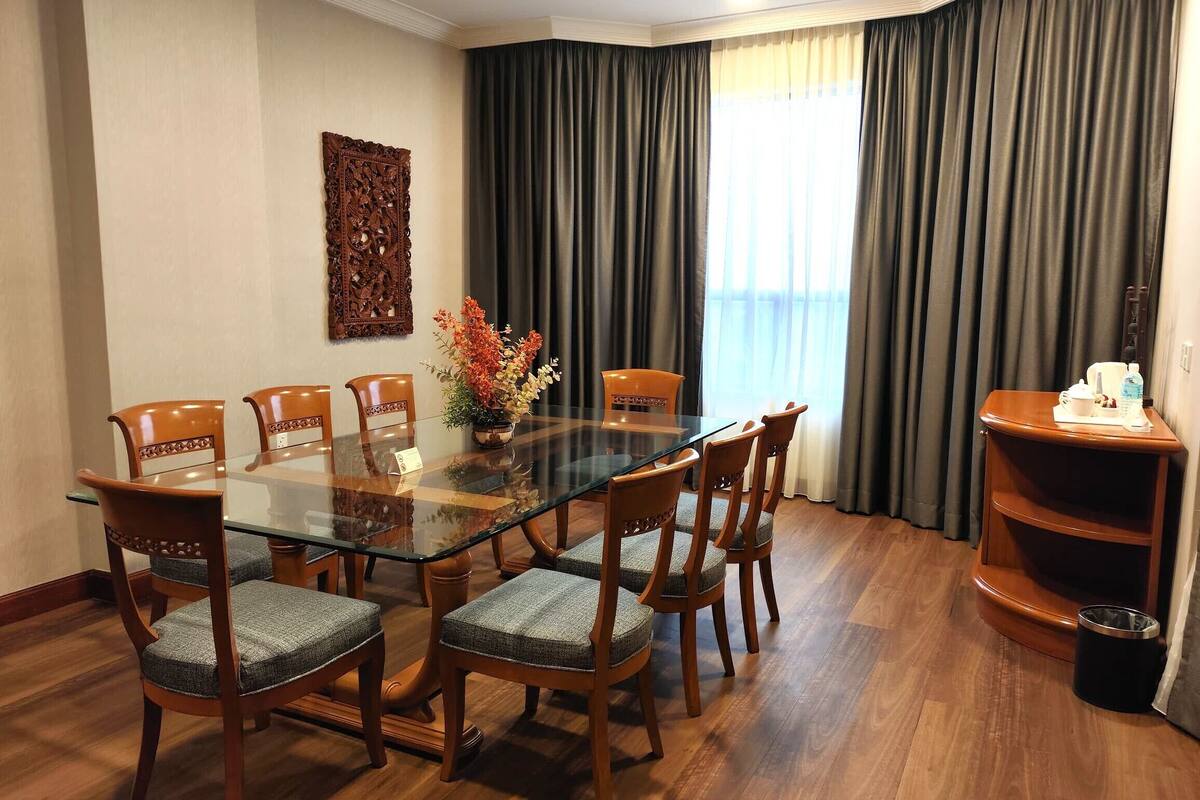 Presidential Suite | Meja, langsir/tirai gelap terus, seterika/papan seterika, Wi-fi percuma 
