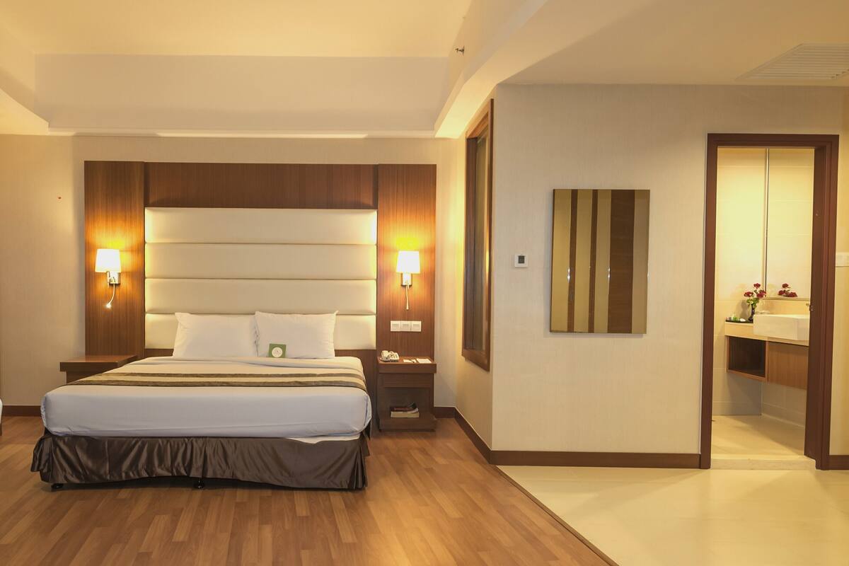 Corner Suite | Meja, langsir/tirai gelap terus, seterika/papan seterika, Wi-fi percuma 