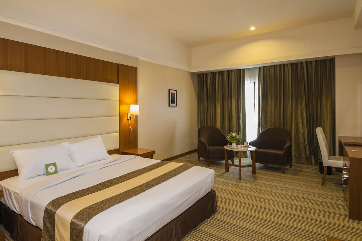 Deluxe King | Desk, blackout drapes, iron/ironing board, free WiFi