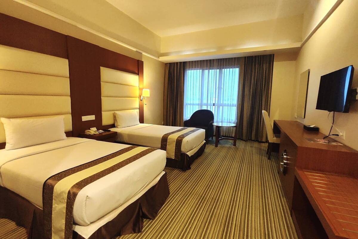 Fajar Deluxe Twin | Meja, langsir/tirai gelap terus, seterika/papan seterika, Wi-fi percuma 