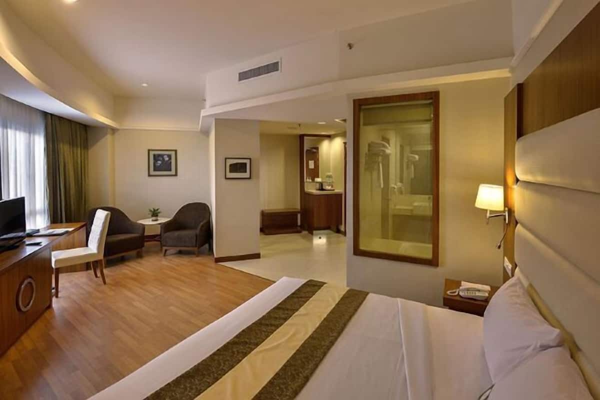 Desk, blackout drapes, iron/ironing board, free WiFi