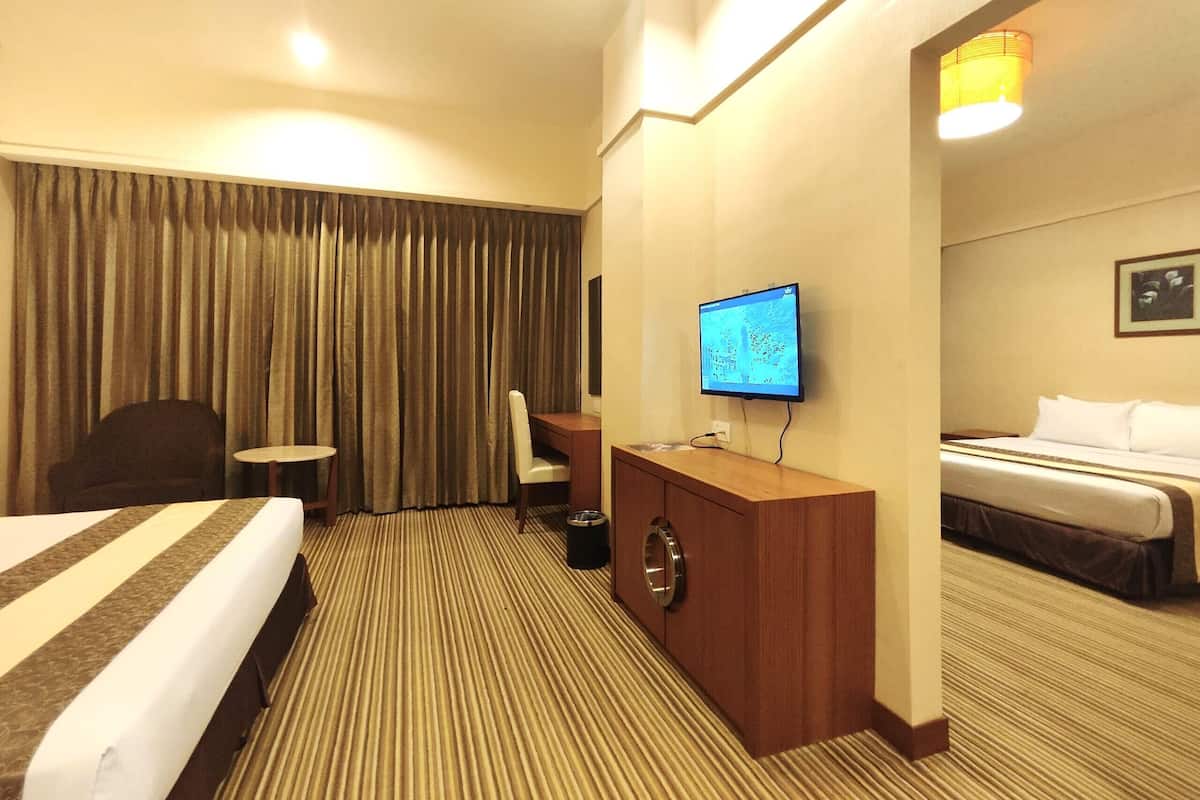 Family Room | Meja, langsir/tirai gelap terus, seterika/papan seterika, Wi-fi percuma 