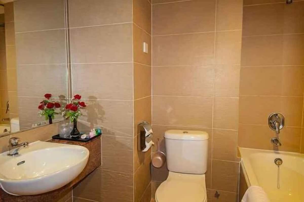 Douche, articles de toilette (gratuits), pantoufles, serviettes fournies