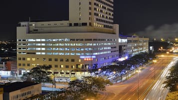 Vista frontal de la propiedad por la tarde o noche