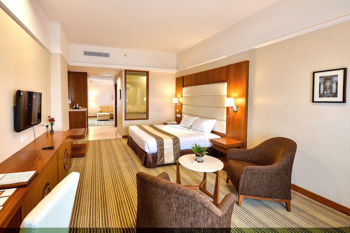 Junior Suite | Meja, langsir/tirai gelap terus, seterika/papan seterika, Wi-fi percuma 