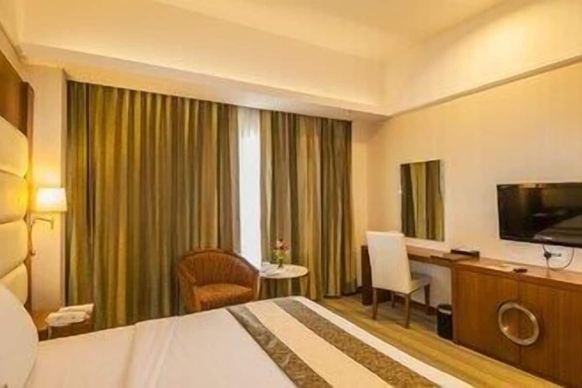 Desk, blackout drapes, iron/ironing board, free WiFi