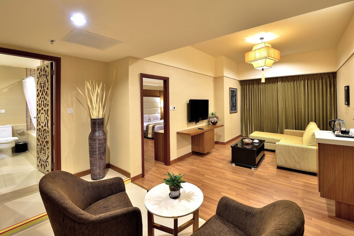 Family Suite | Meja, langsir/tirai gelap terus, seterika/papan seterika, Wi-fi percuma 