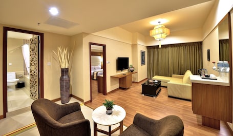 Escritorio, cortinas blackout y tabla de planchar con plancha . Pearl View Hotel